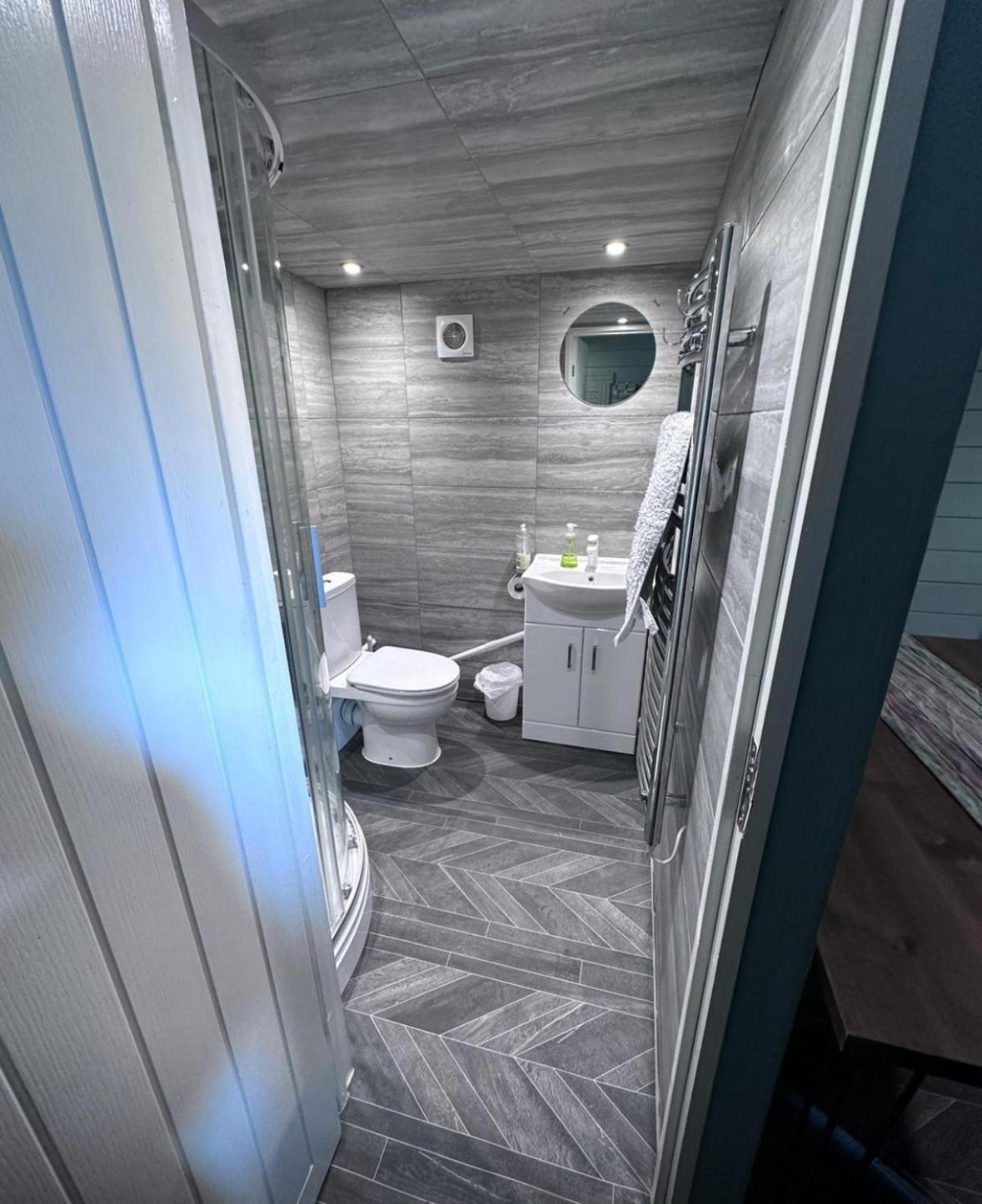 Cozy Cabin Independent Ensuite Guildford Kültér fotó