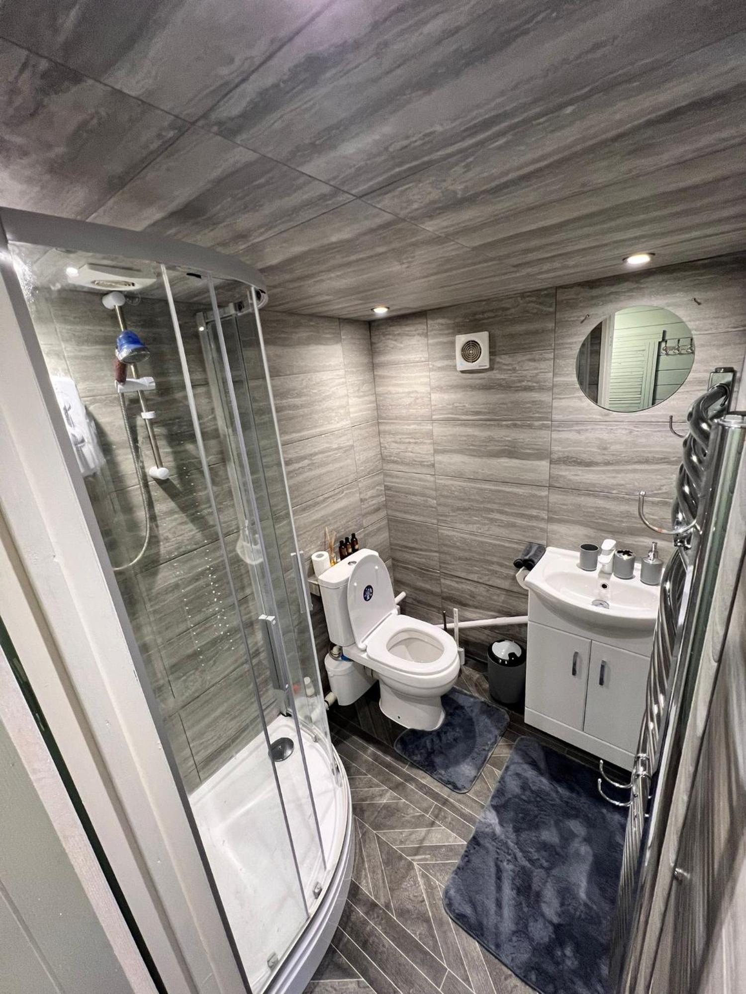 Cozy Cabin Independent Ensuite Guildford Kültér fotó